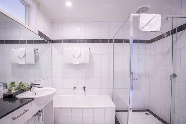 Clocktower Apartment Hotel Melbourne Executive Two Bedroom Bathroom